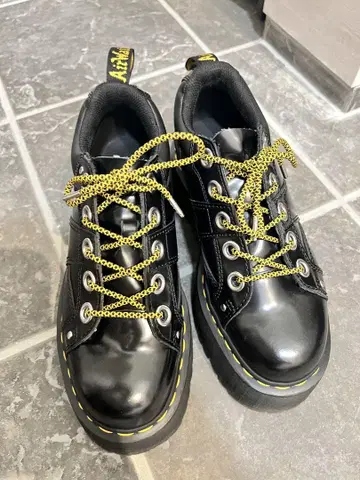Dr. Martens 블랙 통굽 스니커즈