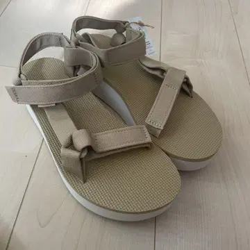 Teva 베이지 스포츠 샌들