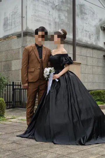 블랙 오프숄더 볼륨 드레스