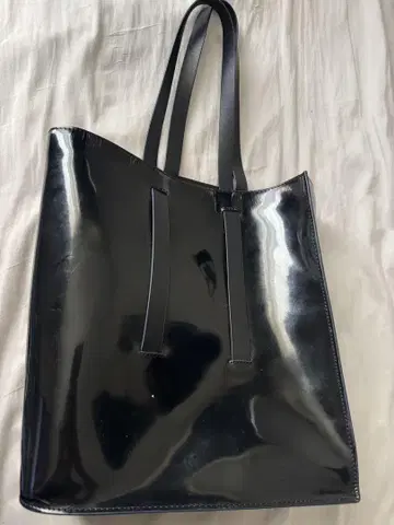 블랙 광택 토트백