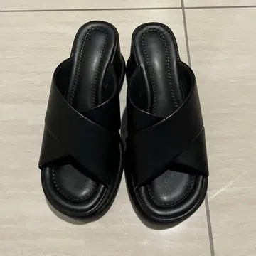 유니클로 C 플랫폼 샌들