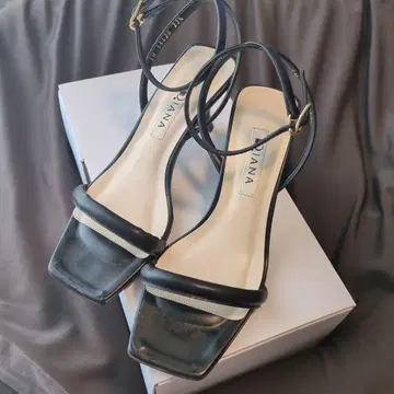 Diana 블랙 스트랩 샌들 22.5cm