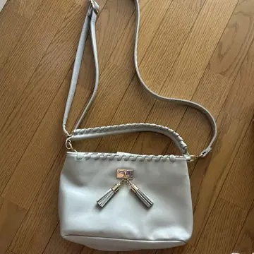 화이트 태슬 숄더백 새상품급
