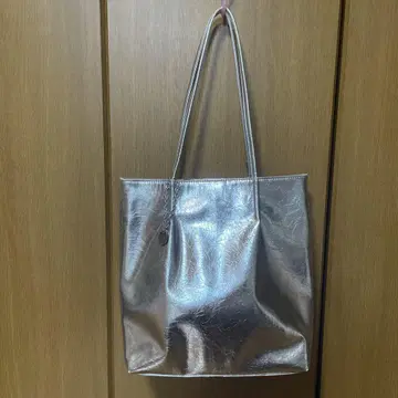 메탈릭 실버 토트백 참 포함