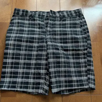 Armani Exchange 체크 무늬 숏팬츠 사이즈 30