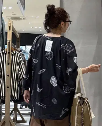 택 포함 새상품 [be with M] Misayo 시어 프린트 셔츠