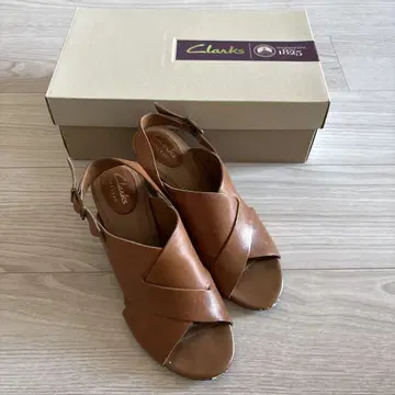 Clarks 브라운 가죽 샌들