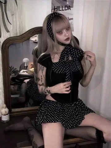 HILLDA 도트 스퀘어 크롭 탑 미야와키 사쿠라 착용