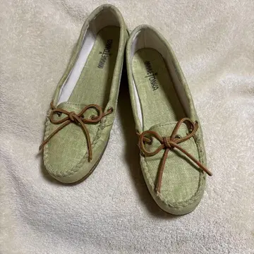 MINNETONKA 리본 포함 라이트 그린 모카신