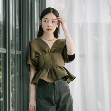 ur's 딥 V 넥 크롭 프릴 탑