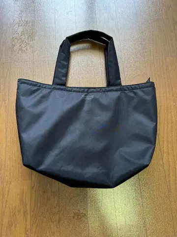 블랙 토트백 내부 포켓 부착