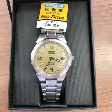 CITIZEN Eco-Drive 골드 다이얼 10기압 방수 팔