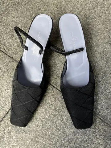 긴자 카네마츠 블랙 퀼트 패턴 디자인 스트랩 샌들