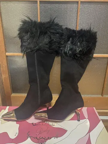 Rady 퍼가 달린 블랙 니하이 부츠