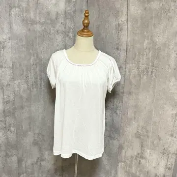 UNIQLO 프렌치 슬리브 트위스트 옷깃 심플 티셔츠 예쁨 귀여움