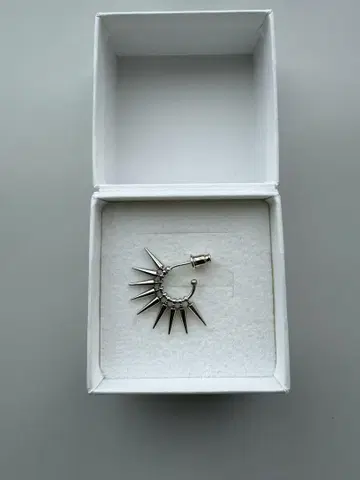 e.m. 스파이크 디자인 한쪽 귀걸이