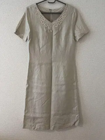 베이지 반팔 원피스 V넥 자수
