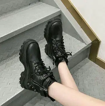 통굽 워크 부츠 블랙 화이트