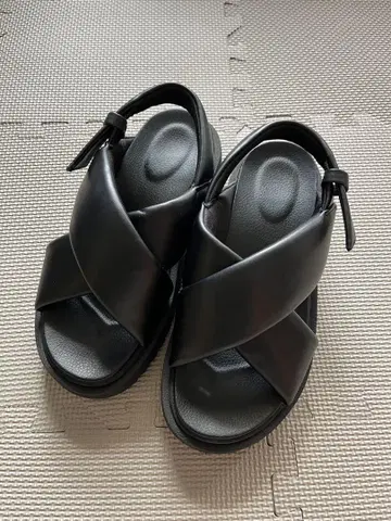 유니클로 C 크로스 스트랩 샌들 (M 24cm)