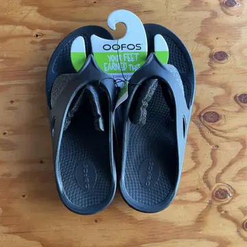OOFOS 블랙 컴포트 샌들