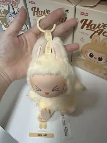 LABUBU HAVE A SEAT SISI 크림색 봉제 인형 마스코트