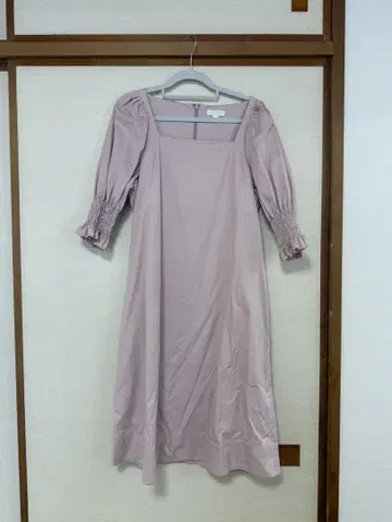 옅은 핑크 퍼프 슬리브 원피스