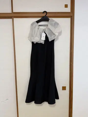 슬리브리스 롱 원피스 블랙 프릴 장식