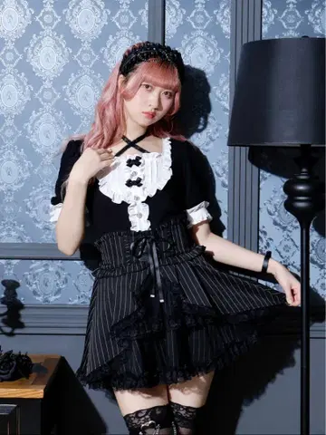 NOEMIE 노에미 로즈 초커 넥 고딕 티셔츠