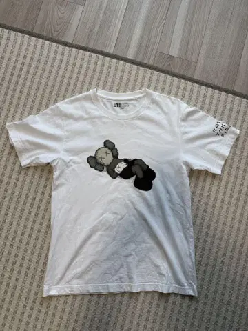 UNIQLO Kaws 티셔츠 M 사이즈 4장 묶음 판매