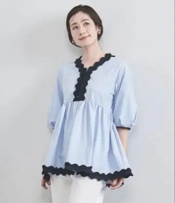 유나이티드 애로우즈 턱 프릴 V넥 하프 슬리브 블라우스