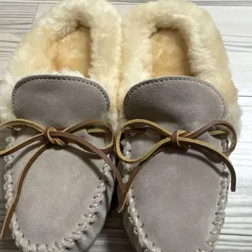 Minnetonka 그레이 스웨이드 어그 부츠