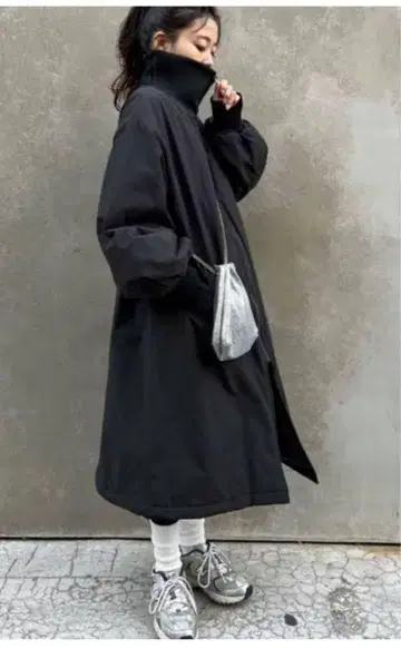 챠오 패닉 티피 스탠드 카라 볼륨 슬리브 코트 블랙