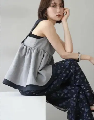 그레이 린넨 느낌 배색 플레어 탱크탑 lumier 루미에 같은 형태