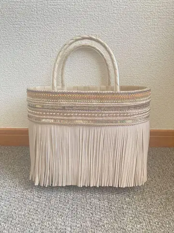 프린지 장식 베이지 바스켓백