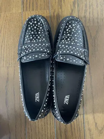 자라 스터드 블랙 로퍼