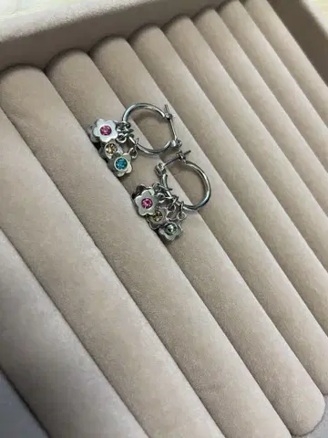 마리 퀀트 MARY QUANT 플라워 스톤 귀걸이