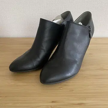 블랙 미들 힐 부츠 사이드 지퍼 부착