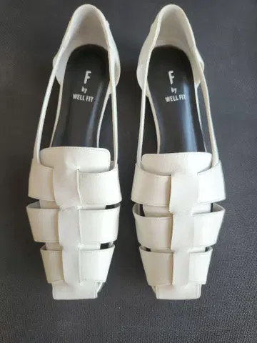 다이애나 WELL FIT 화이트 플랫 샌들