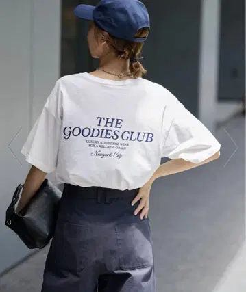 저널 스탠다드 리룸 GOODIES CLUB 로고 자수 TEE