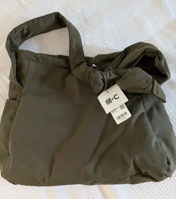 올리브색 UNIQLO C 나일론 숄더백 택 포함