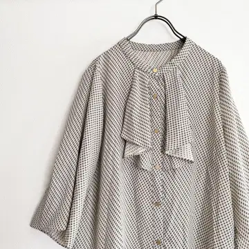 페넬 보타이 블라우스 은은한 베이지 올 패턴 화이트 계열 오피스 스타일