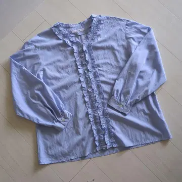 relume 프릴 장식 색스 블루 긴팔 블라우스