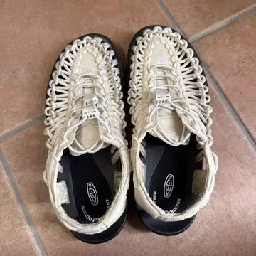 KEEN 아나토미컬 샌들 크림