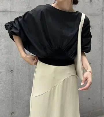 CAPRICIEUX LE'MAGE 리브 절개 퍼프 블라우스
