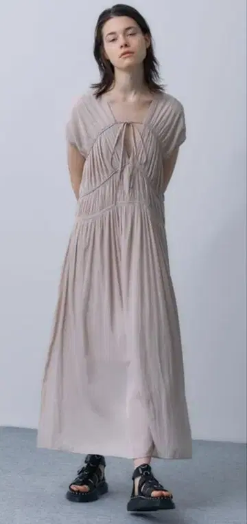 스터닝 루어 롱 원피스