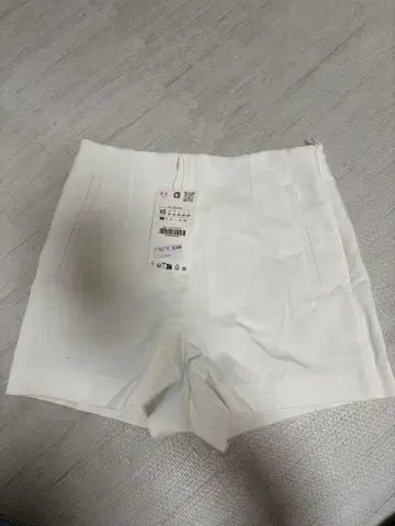 ZARA XS 화이트 숏팬츠 미사용 새상품 택 포함