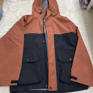 오렌지와 블랙의 마운틴 후드티