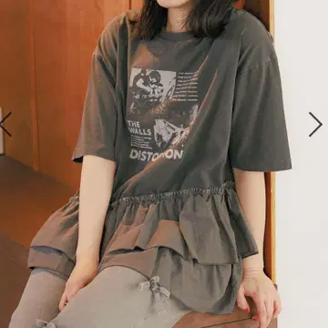 부백 콤비 프릴 락 티셔츠