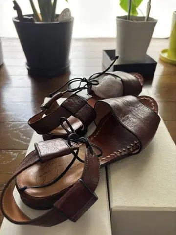 브라운 가죽 오픈토 샌들