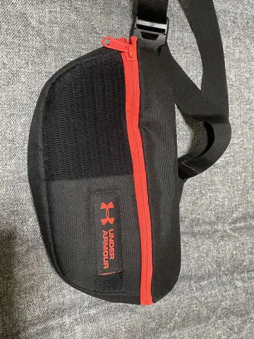 UNDER ARMOUR 바디백 블랙/빨간색